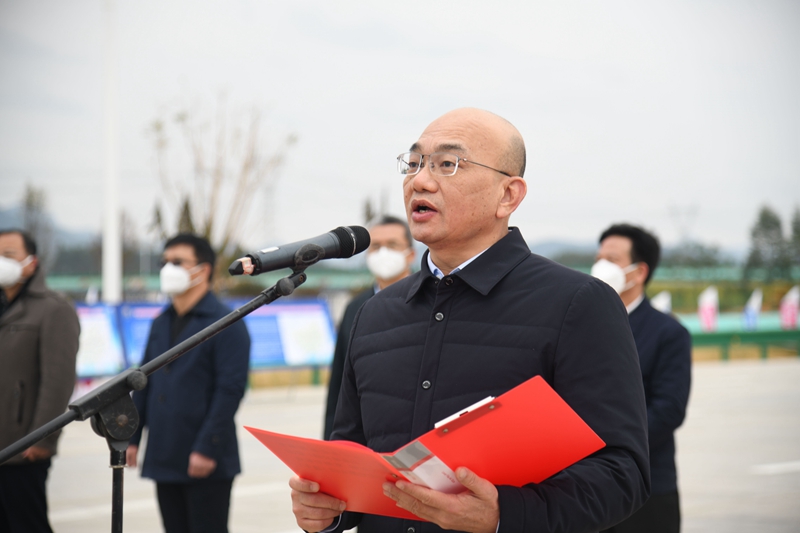 自治區(qū)交通運(yùn)輸廳黨組成員、總工程師陳津維宣布通車.jpg